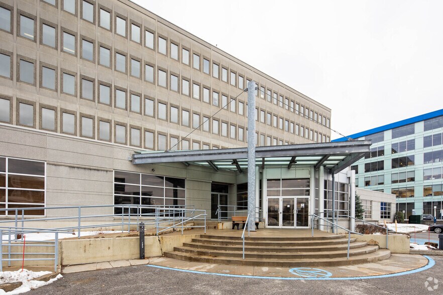 More Photos Of 3131 Boul Saint-Martin O, Laval Office For Lease