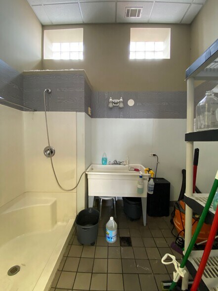 More Photos Of 703 Childs St, Wheaton Veterinarian Kennel For Sale