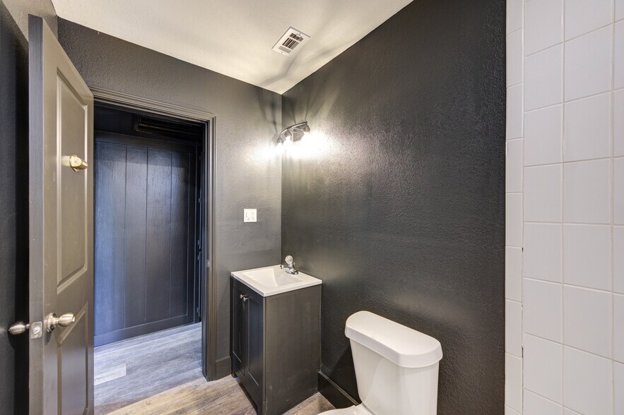 More Photos Of 602 E Myrtle St, Angleton Office Residential For Sale