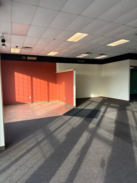 More Photos Of 1418 E 4th Ave, Hutchinson Freestanding For Sale