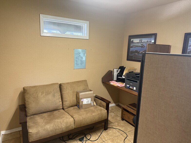 More Photos Of 1428 N Walnut Ave, New Braunfels Office For Sale