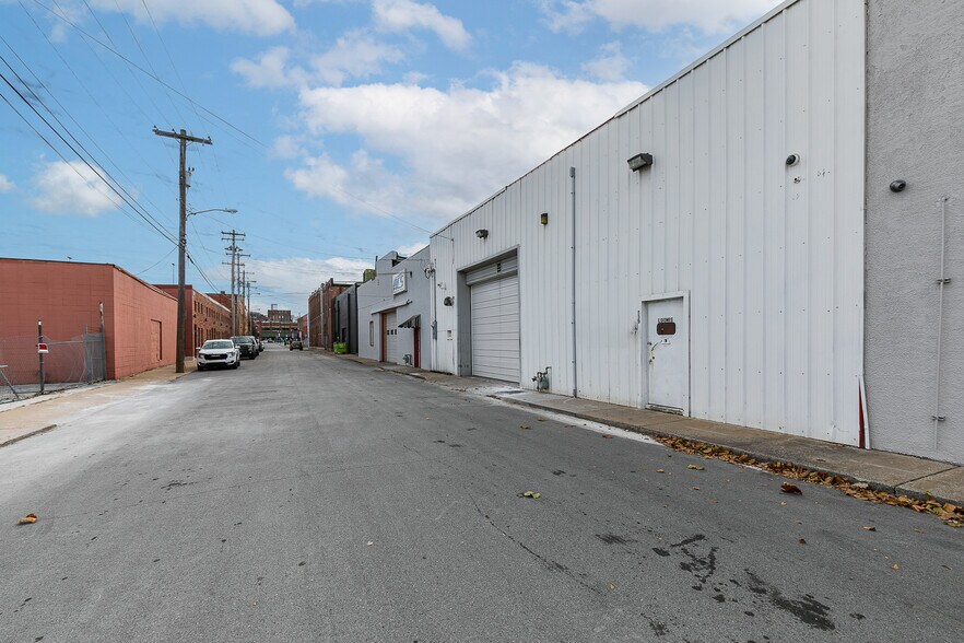 More Photos Of 530 W McDaniel St, Springfield Industrial For Lease