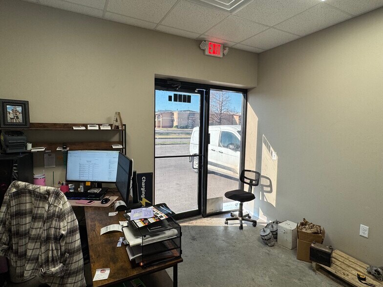 More Photos Of 4415 SW 3rd St, Oklahoma City Warehouse For Lease