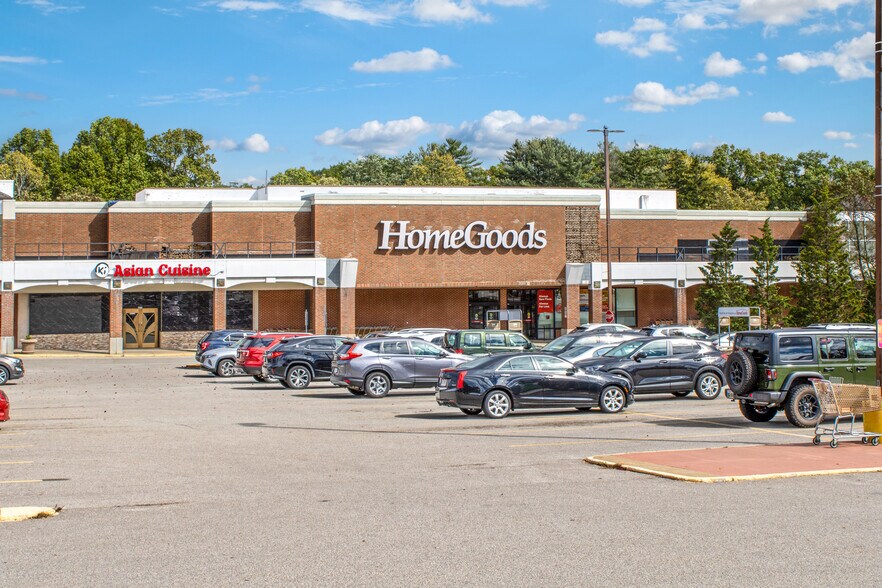 More Photos Of 2755 W Market St, Fairlawn Unknown For Lease