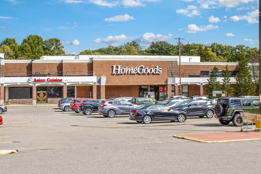 More Photos Of 2755 W Market St, Fairlawn Unknown For Lease