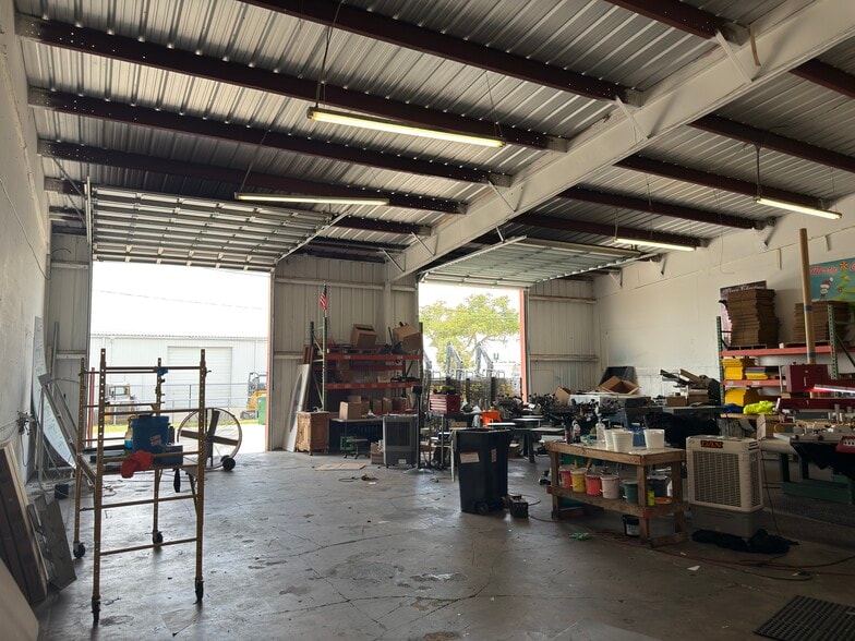 More Photos Of 1109 Tamiami Trl, Port Charlotte Showroom For Lease