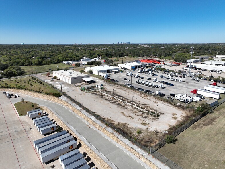 More Photos Of 4901 Parker Henderson Rd, Fort Worth Warehouse For Lease