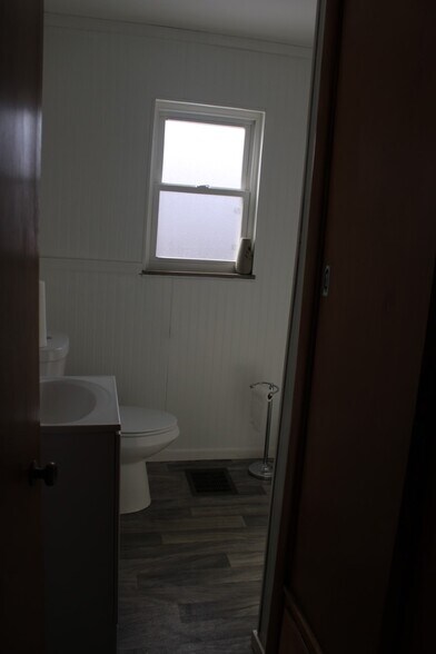 More Photos Of 867 High St, Worthington Office For Lease