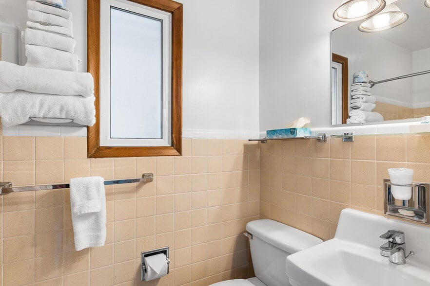 More Photos Of 488 South St, Green Lake Hotel For Sale