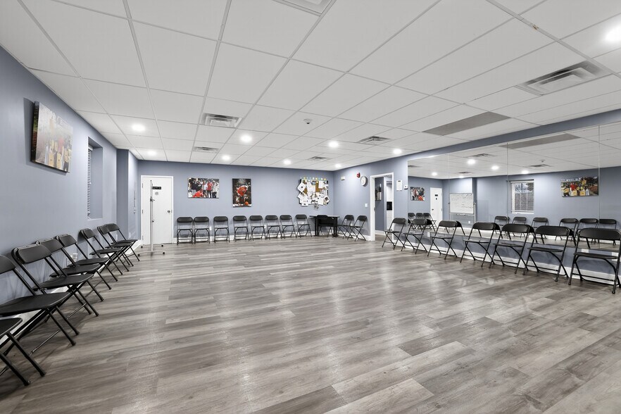 More Photos Of 1501 N Walnut St, Wilmington Office For Sale