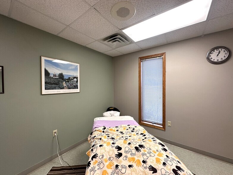 More Photos Of 220 SW 5th St, Woodhull Medical For Sale