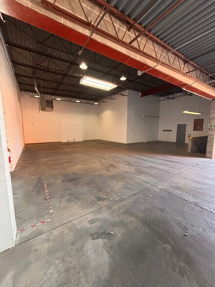 More Photos Of 1537 Vermont St, Des Moines Light Distribution For Lease