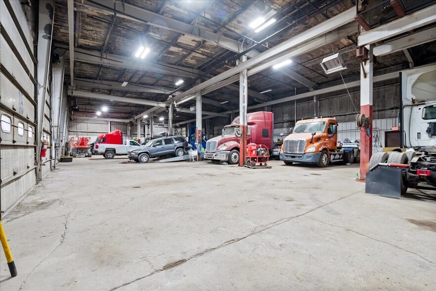 More Photos Of 310 W 162nd St, South Holland Manufacturing For Lease