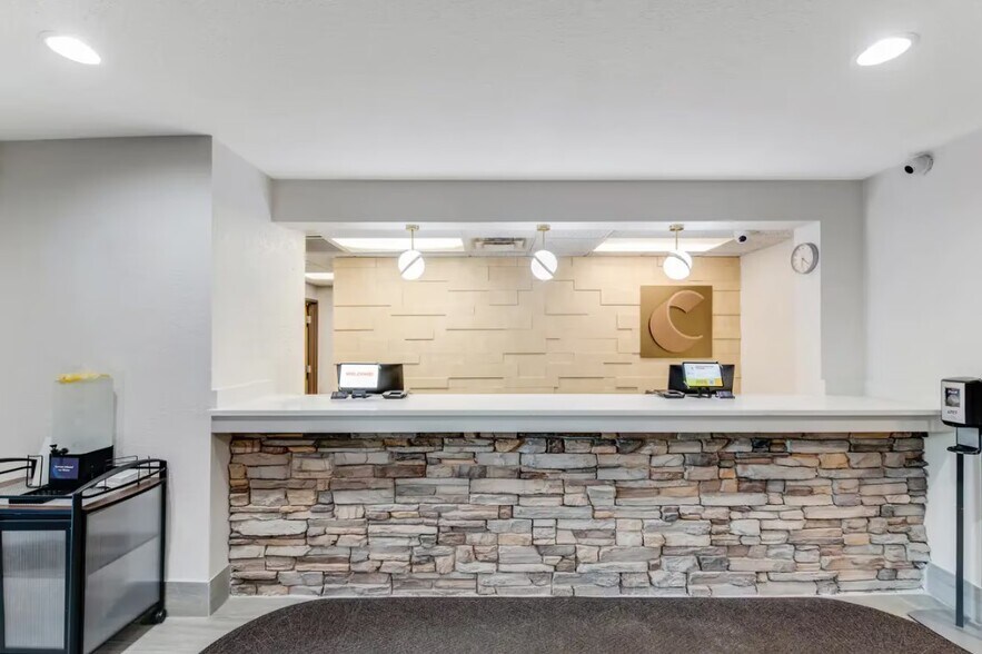 More Photos Of 5810 Schofield Ave, Weston Hotel For Sale