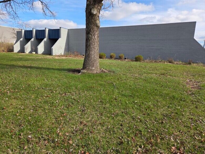 More Photos Of 330 Progress Rd, Dayton Office For Sale