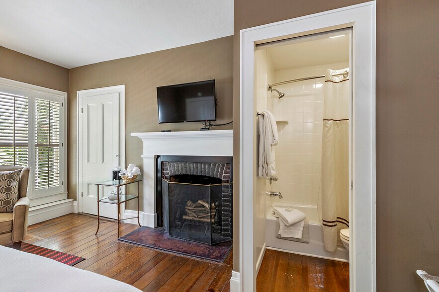 More Photos Of 240 E California St, Jacksonville Hotel For Sale