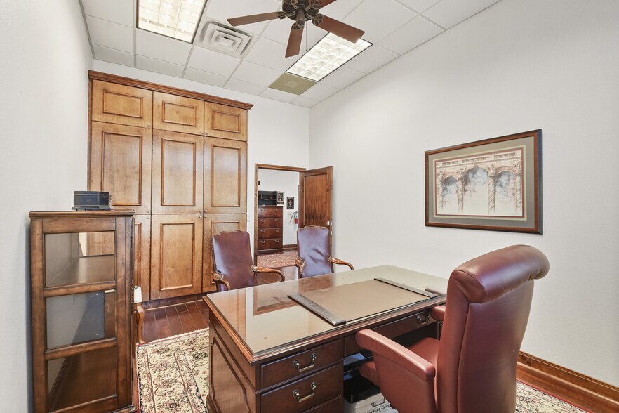 More Photos Of 101 Simonton St, Conroe Loft Creative Space For Lease