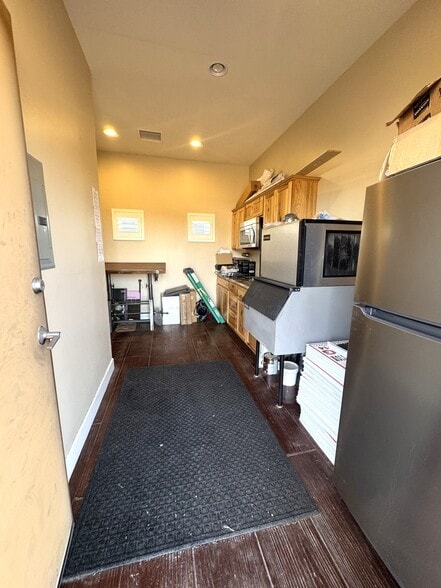 More Photos Of 710 N Ironwood Dr, Apache Junction Industrial For Sale