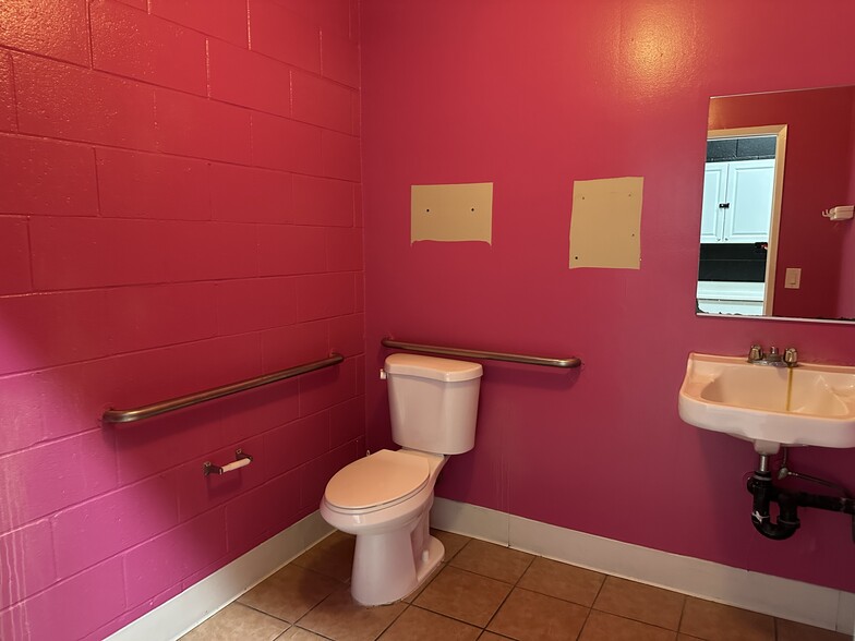 More Photos Of 5520-5530 Santa Monica Blvd, Los Angeles Freestanding For Lease