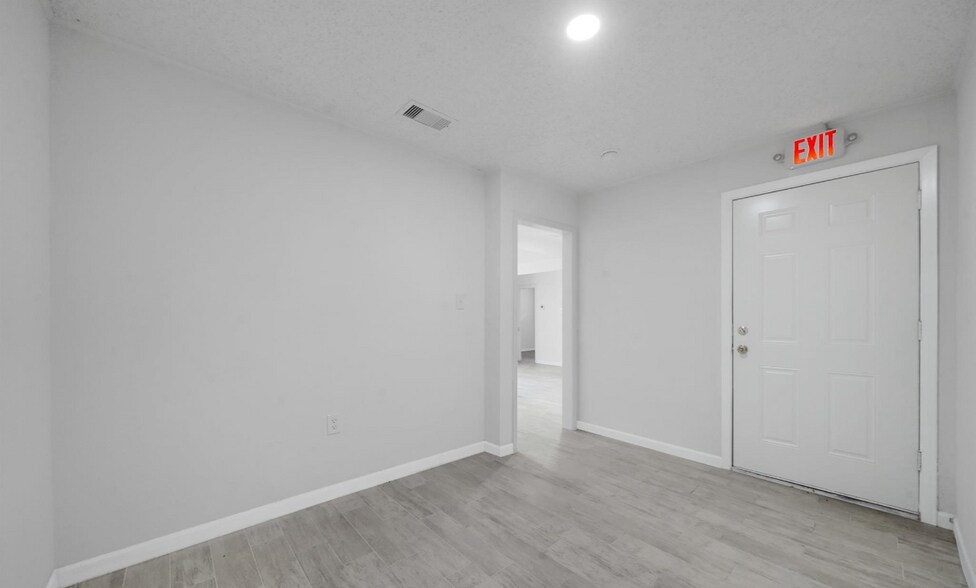 More Photos Of 522 Highway 3, La Marque Office For Lease