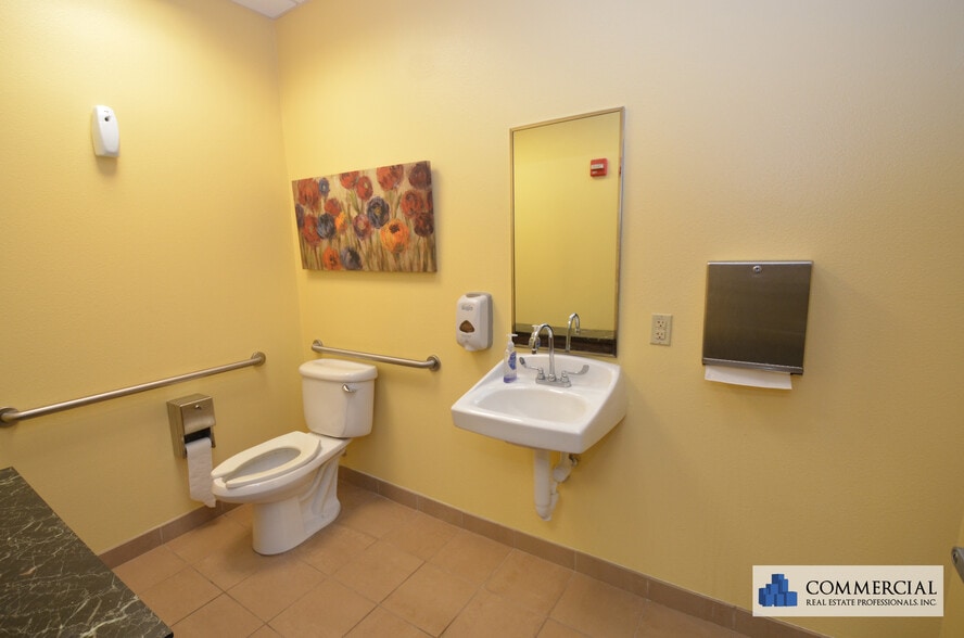 More Photos Of 13538 Village Park Dr, Orlando Office Residential For Lease