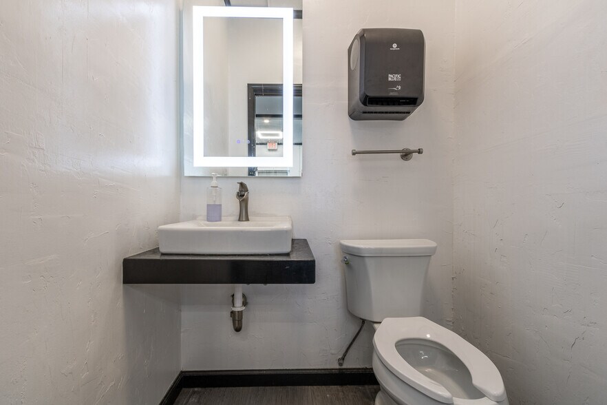 More Photos Of 1724 NE 2nd St, Gainesville Light Manufacturing For Sale