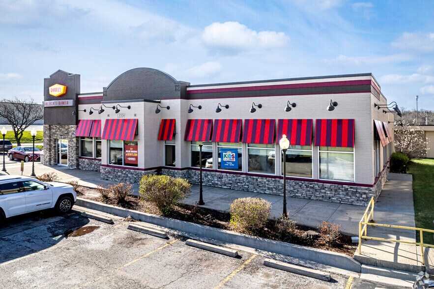 More Photos Of 9001 Shawnee Mission Pky, Merriam Restaurant For Lease