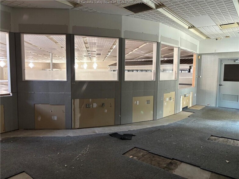 More Photos Of 173 Main St, Clay Drugstore For Lease