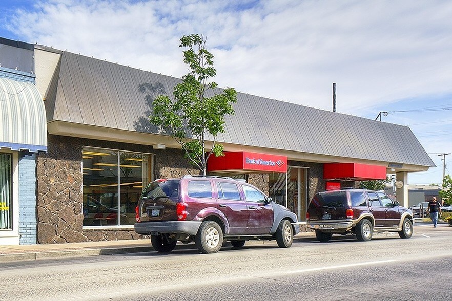 More Photos Of 552 SW 6th St, Redmond Bank For Sale