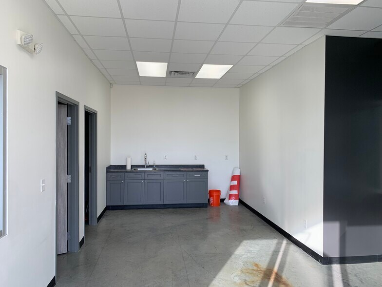 More Photos Of 12110 S Harrells Ferry Rd, Baton Rouge Showroom For Sale