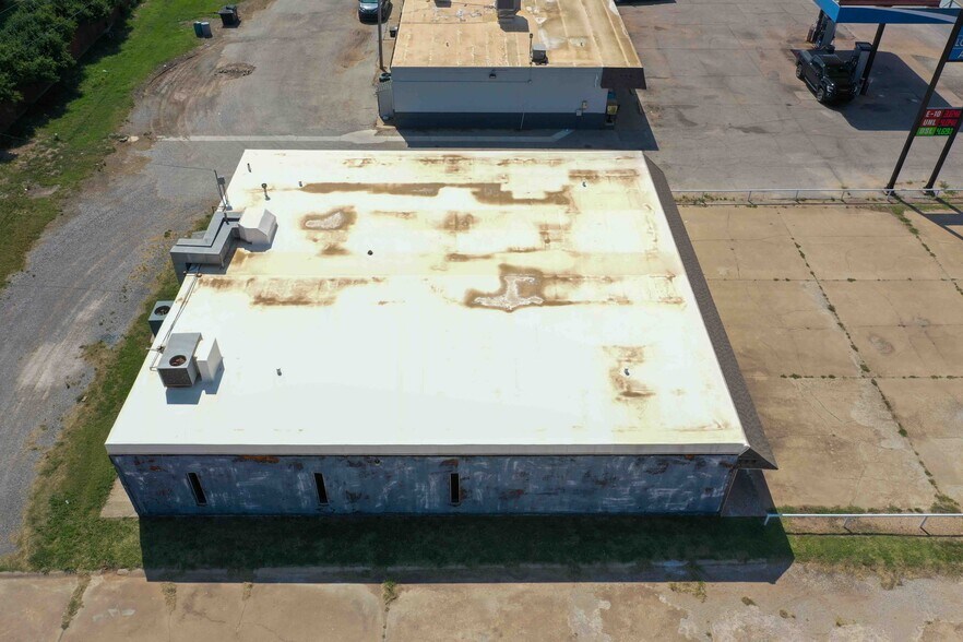 More Photos Of 400 E Jack Choate Ave, Hennessey Office For Sale