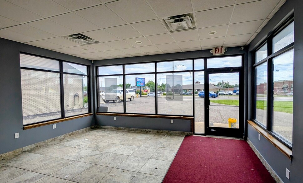 More Photos Of 832 S Main St, Lapeer Freestanding For Lease