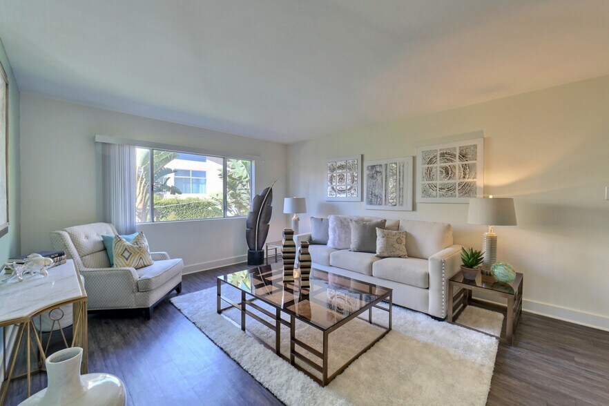 More Photos Of 534 Broadway St, Venice Apartments For Sale
