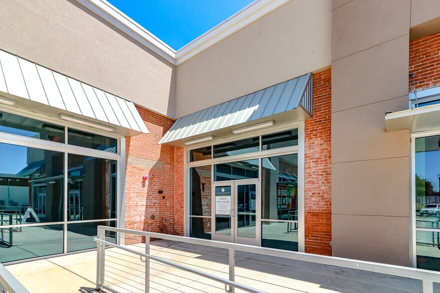 More Photos Of 300 S 2nd St, Waco General Retail For Lease