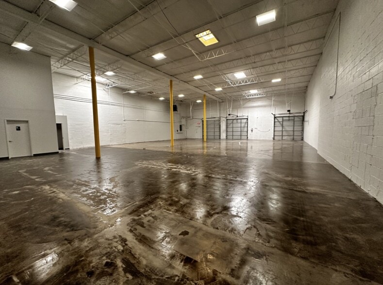 More Photos Of 1533-1555 Prudential Dr, Dallas Showroom For Lease