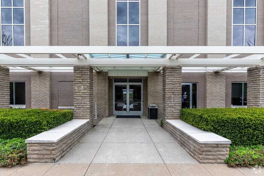 More Photos Of 100 Bluegrass Commons Blvd, Hendersonville Office For Lease