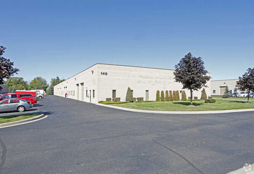 More Photos Of 40 Engelwood Dr, Lake Orion Unknown For Lease