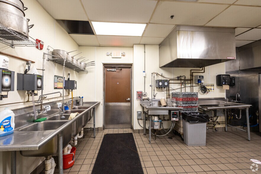 More Photos Of 3825 S Kinnickinnic Ave, Milwaukee Restaurant For Lease