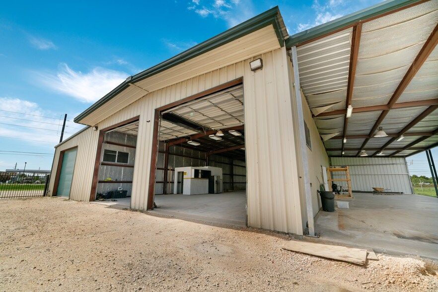 More Photos Of 7020 FM 3180 Rd, Baytown Distribution For Sale