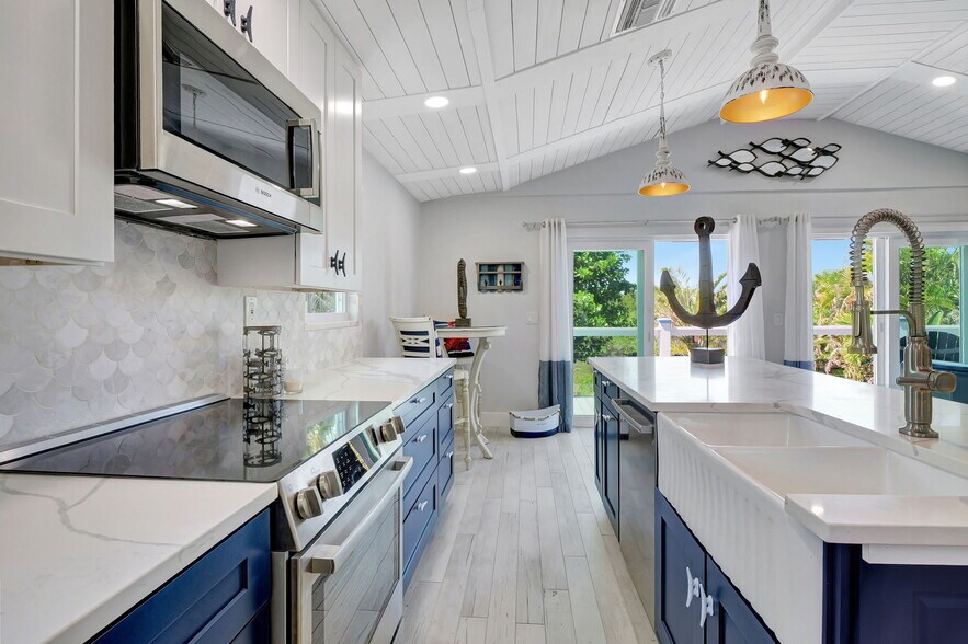 More Photos Of 193 Cocohatchee St, Naples Specialty For Sale