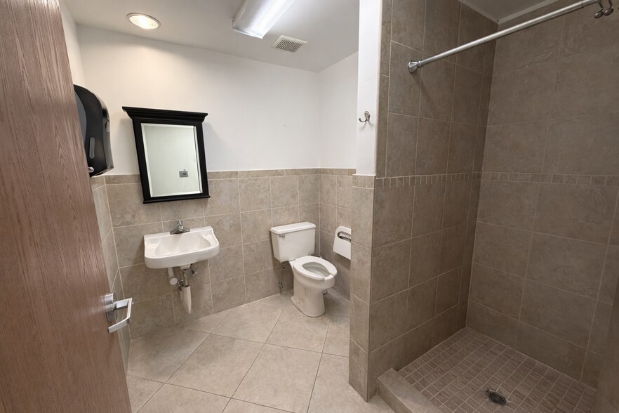 More Photos Of 1504 Brookhollow Dr, Santa Ana Medical For Lease