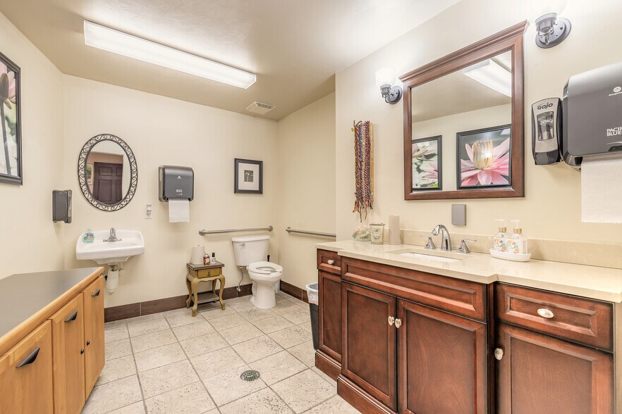 More Photos Of 1112 Riverside Dr, Holly Hill Storefront Retail Office For Sale