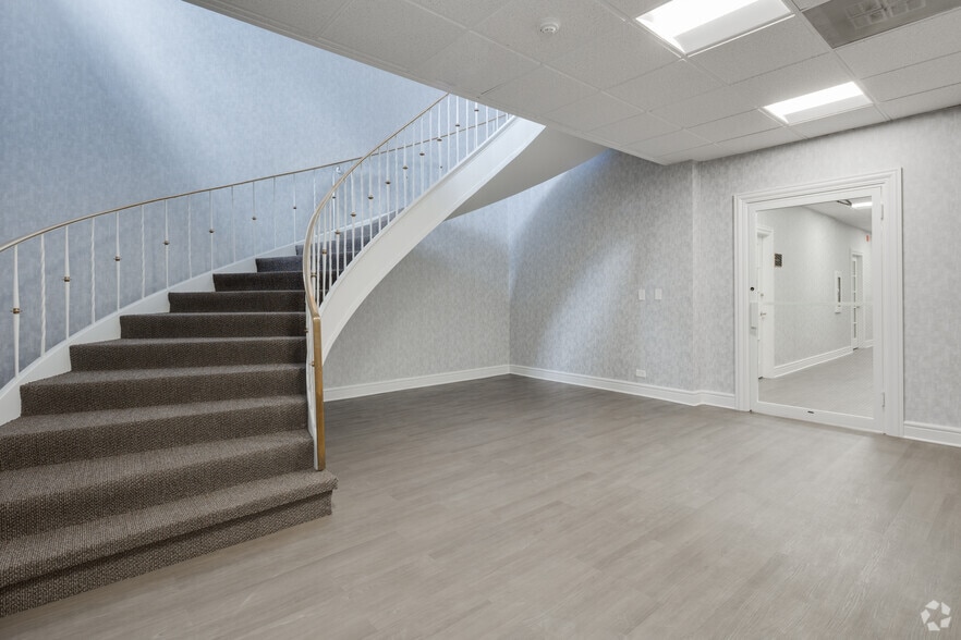 More Photos Of 15 Spinning Wheel Rd, Hinsdale Unknown For Lease