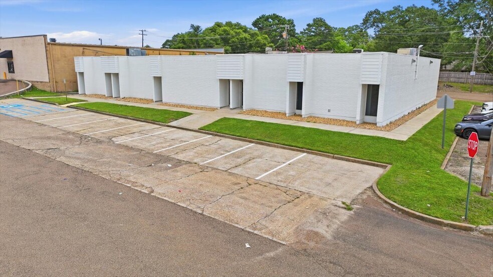 More Photos Of 211 Gay St, Mccomb Office For Lease
