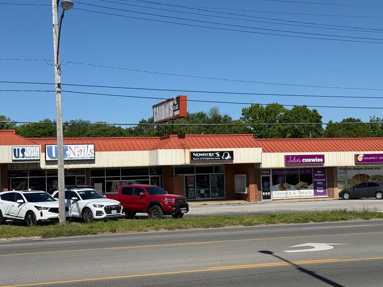 More Photos Of 1327 S Glenstone Ave, Springfield General Retail For Lease