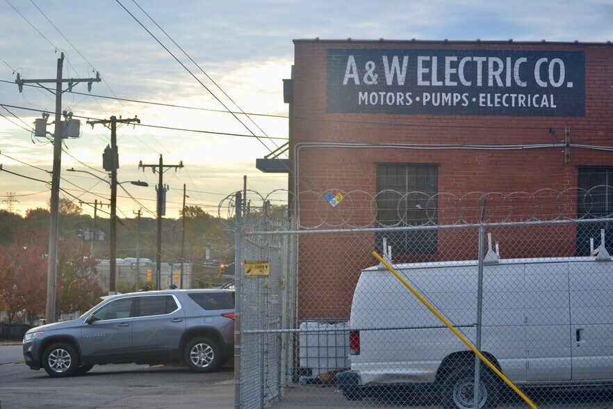 More Photos Of 127 W 28th St, Charlotte Warehouse For Lease