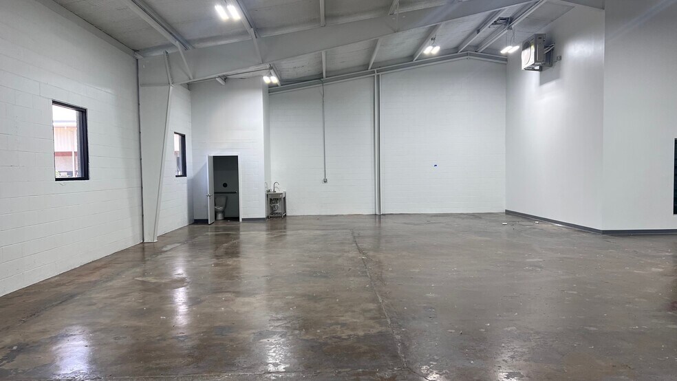 More Photos Of 1835 Empire Central Dr, Dallas Warehouse For Lease