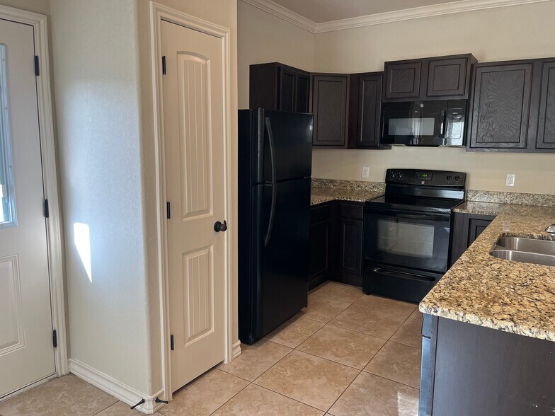 More Photos Of 7002 Donovan Way, San Antonio Apartments For Sale