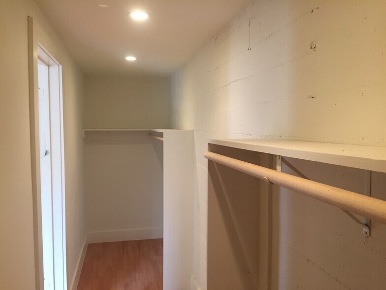 More Photos Of 2016-2020 E Main St, Ventura Storefront Retail Office For Sale