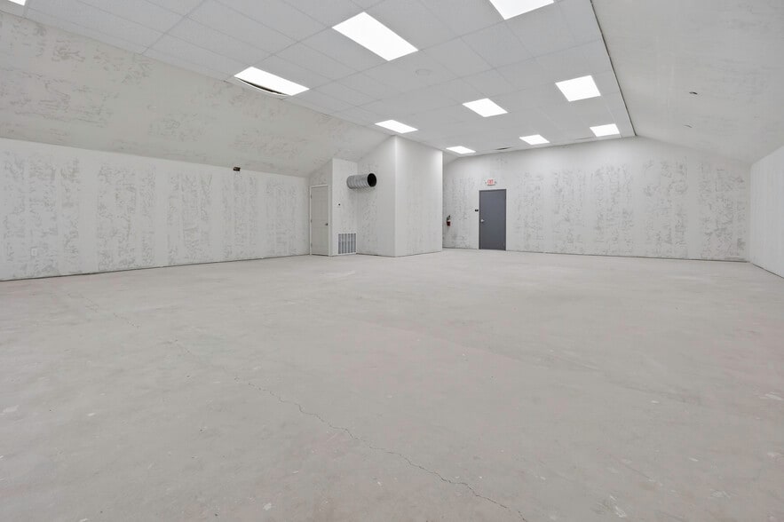 More Photos Of 4403-4411 SW 3rd St, Oklahoma City Showroom For Lease